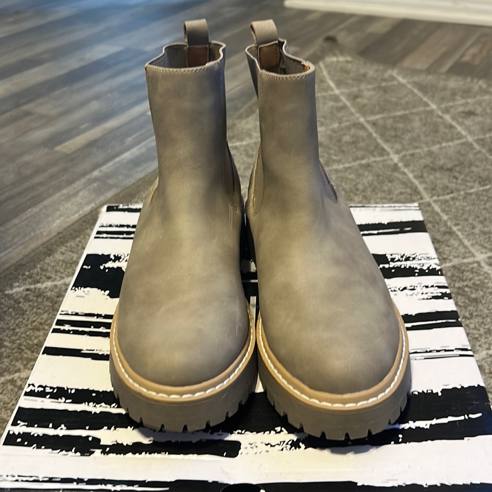 New!! DV by dolce vita Lobera Chelsea boot size 6